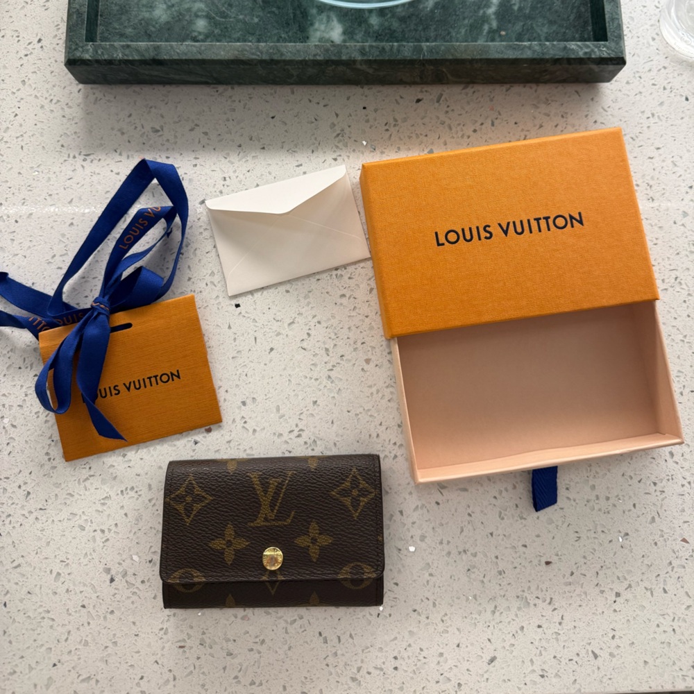 Louis Vuitton Brown Monogram Keychain wallet 6 Ring
Orange Box & ribbon included